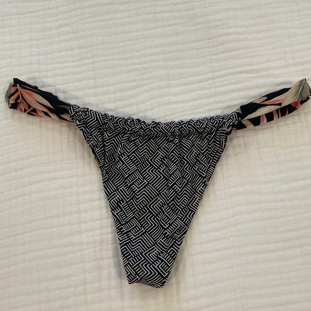 Rip Curl Size Small Reversible Bikini Bottom. Bla… - image 4